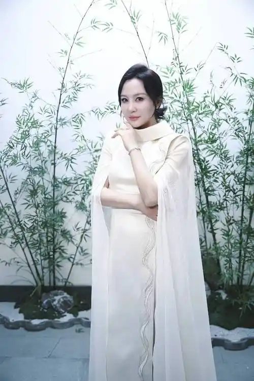 陶红出席丝绸之路国际电影节 简约造型再次美出新高度|演员|唱片|古典