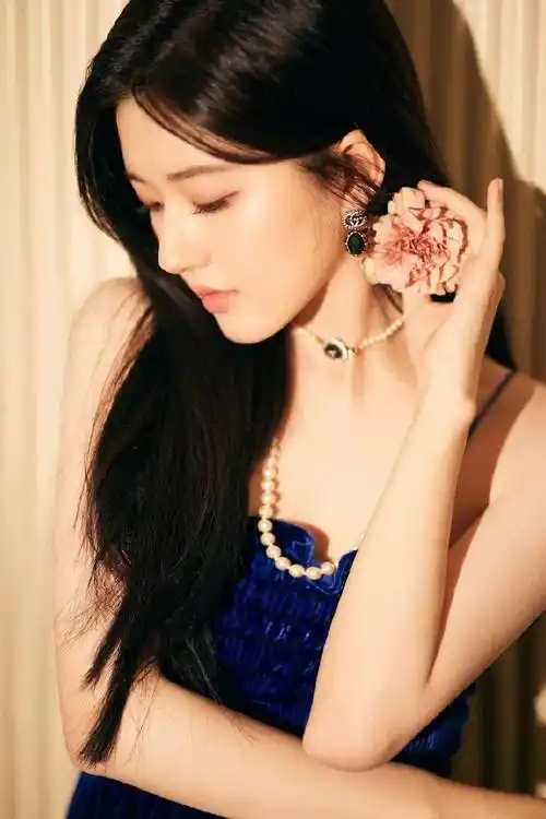 赵露思身穿蓝丝绒礼服,大秀锁骨和天鹅颈,对镜拍照复古优雅-爱读书