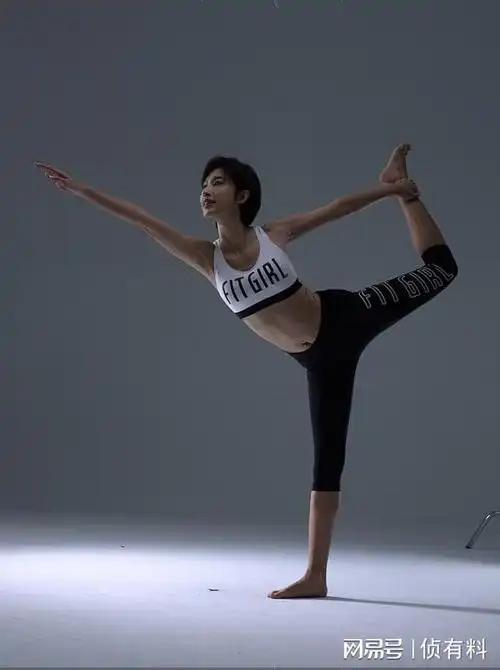 张俪棚拍瑜伽健身衣原素材底片高清无修复原生态生图.