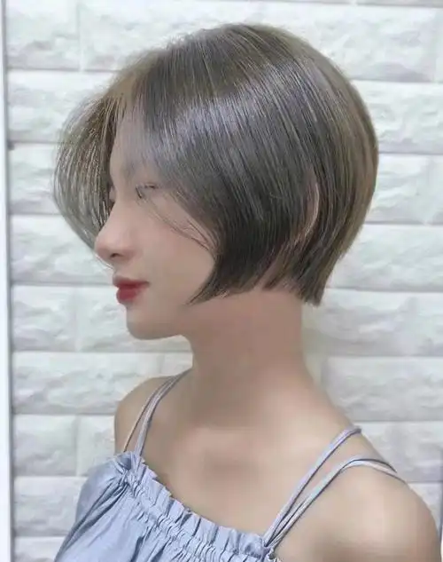 特别是这种齐耳长度的波波头,配上超短的眉上刘海,很有辨识度,独特