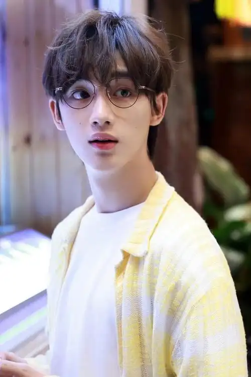 丁程鑫今日花絮照送达 湿发发带造型的帅气小丁上线,运动风男孩__财经