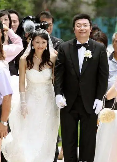 引起注意,婚宴席开30桌,结婚仪式请凤凰卫视行政总裁刘长乐当证婚人