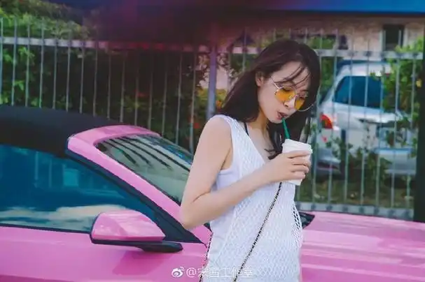 宋茜玩转粉红初夏 网裙凉拖大秀长腿