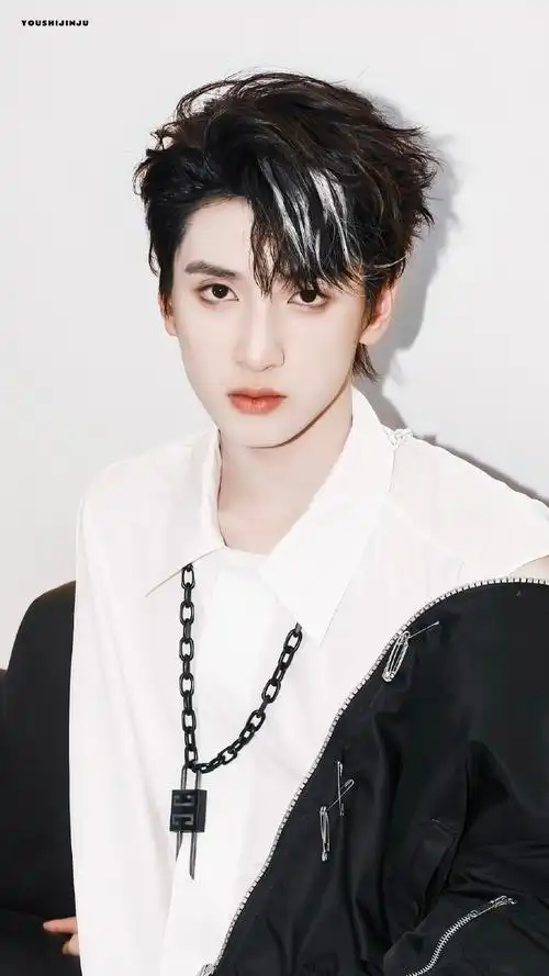 严浩翔晒正轨舞台花絮照