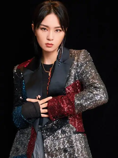 9位超女现状:李宇春身患重病,黄雅莉租房种菜,张靓颖被骗6亿