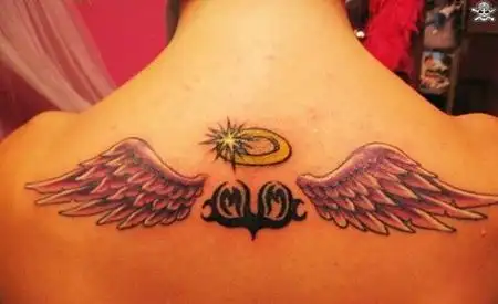 背部光圈和天使翅膀纹身图案