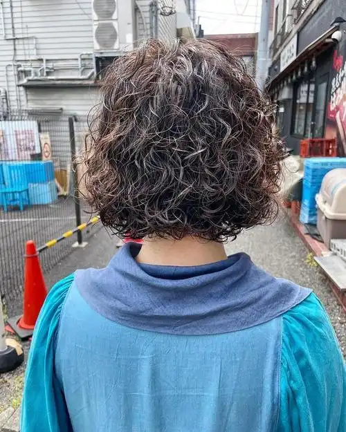 天热了,很多姐妹都想着换一换发型,在所有的发型当中,当下短发相对来