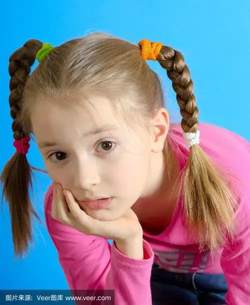 梳着两条辫子的女孩