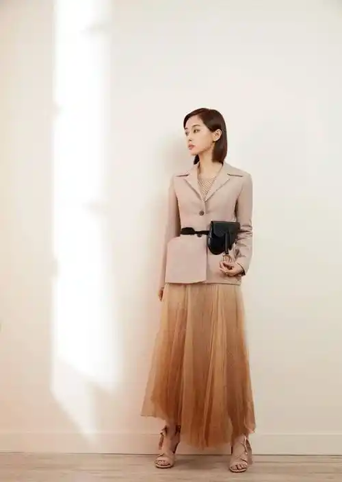 增添了丝丝朦胧美感,王子文在外面又穿了件小西装,显得非常精干帅气