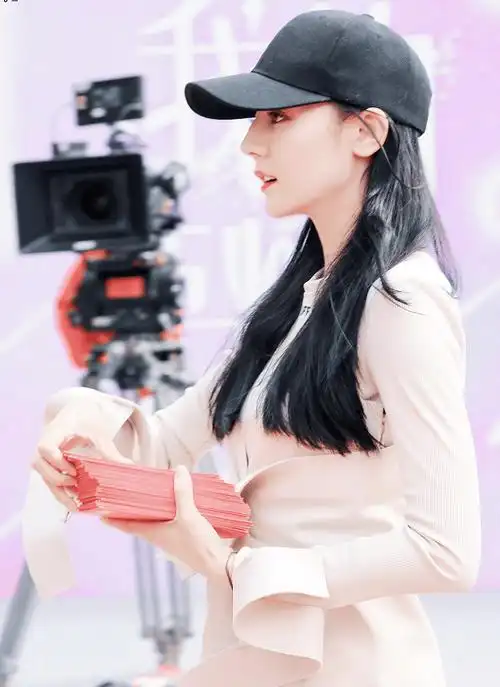 原创迪丽热巴为新戏现身离开了粉丝滤镜路人抓拍下的她肤色亮了