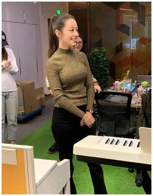 原创郎朗妻子吉娜现身紧身毛衣搭高马尾生图下芭比身材好惊艳