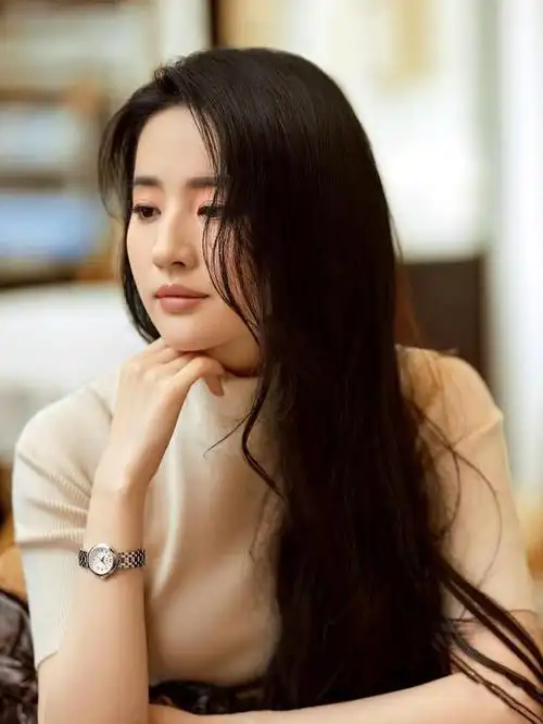 刘亦菲最近就身穿卡其色针织t恤拍摄了一组大片,品味温暖的下午茶时光