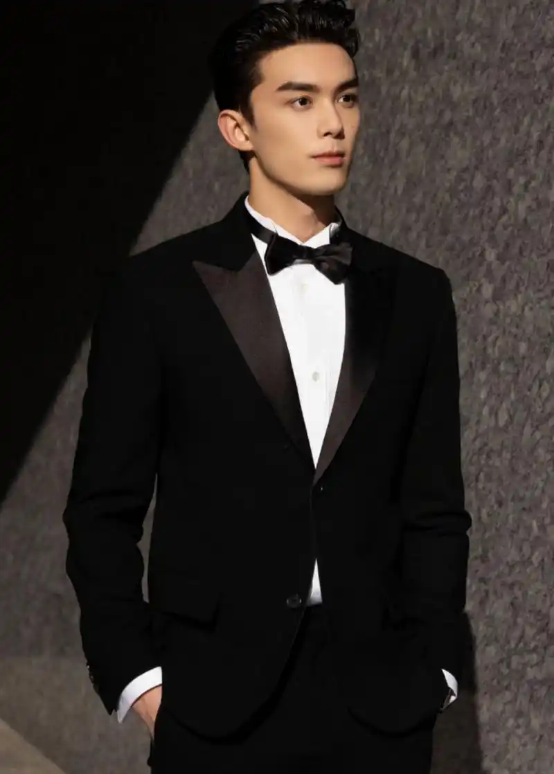 吴磊梳起大背头气质太爷们了,穿西装打领结正式又帅气,优越的身高就是