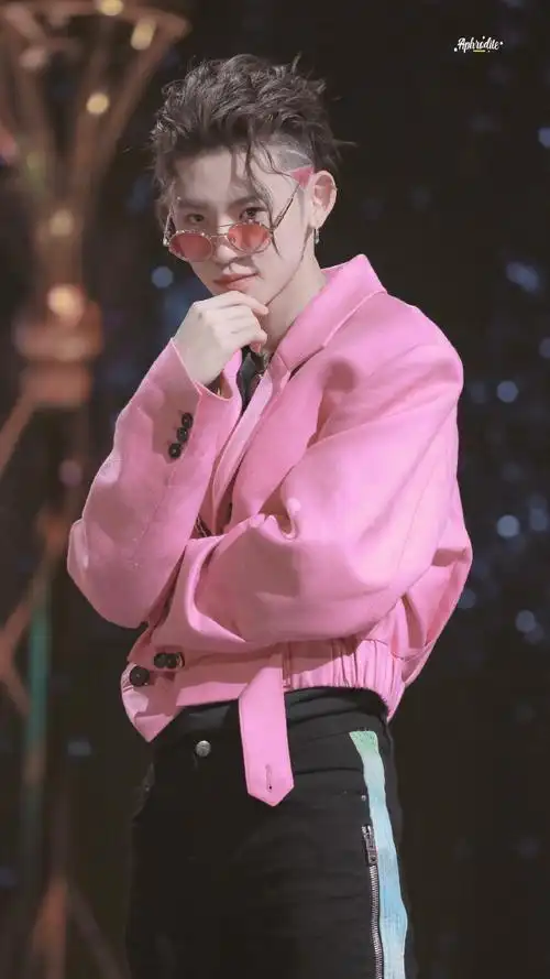 小鬼王琳凯[超话]##小鬼王琳凯跨次元新星##小鬼粉色鬓角