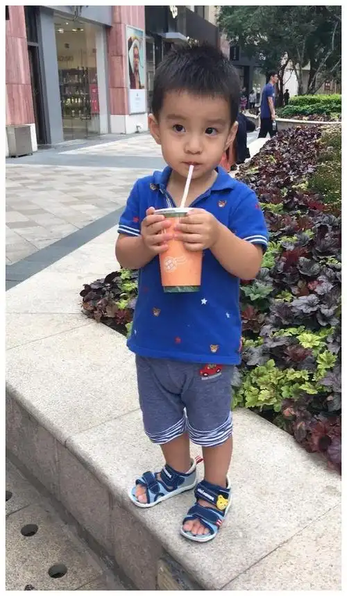 蔡远航的另外两张照片则是儿子.