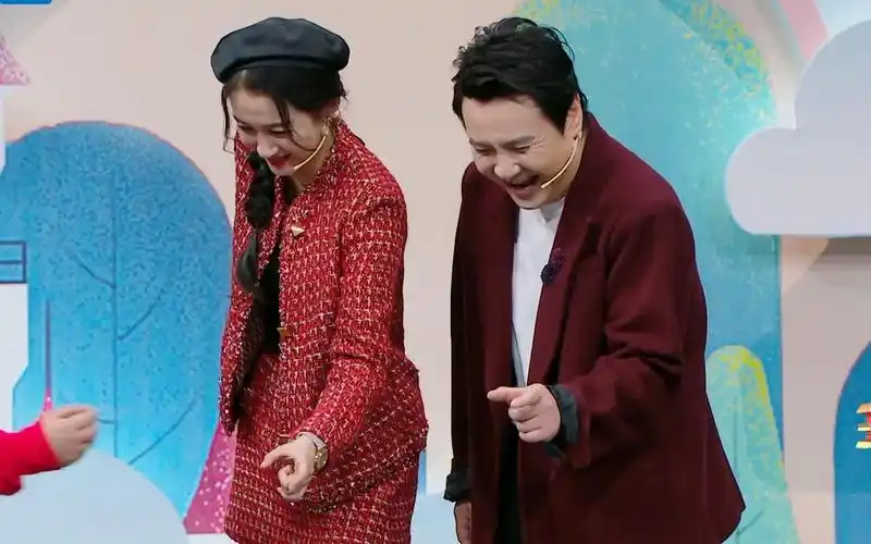 王牌对王牌6沈腾关晓彤比划的锁喉