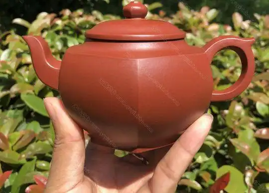 陈胖,1975年出生,工艺美术师,江苏陶瓷协会会员,中国紫砂优秀青年陶艺