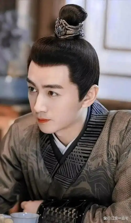 最近,不少网友吐槽古偶剧男主颜值堪忧,比起以前的古装男神差的不是一