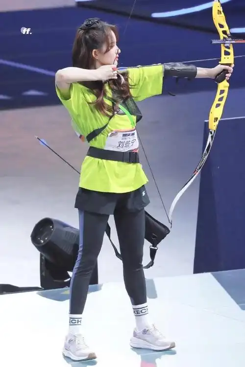 刘些宁射箭好美