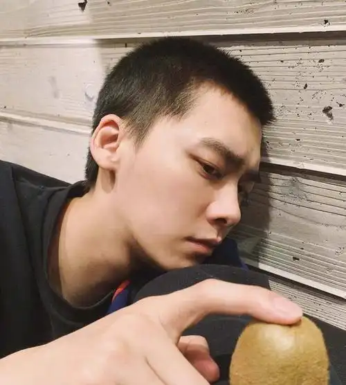 "不务正业"的李易峰,原来把精力都花在提升衣品上了|衬衫|耳钉|发型|