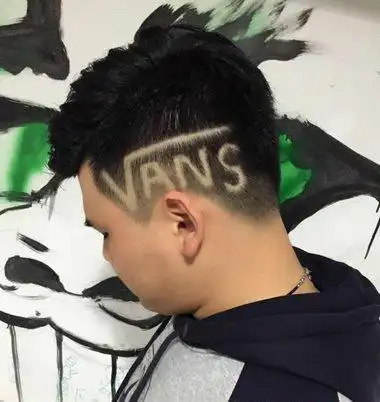 男生短发发型,剃了鬓角当然还不能算完,给男生鬓角的头发梳出层次之后