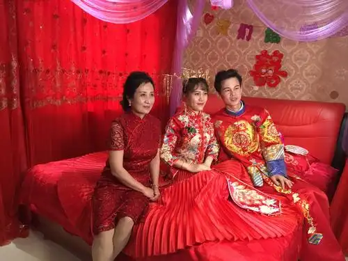 给岳母点烟 婚礼车队向新房出发