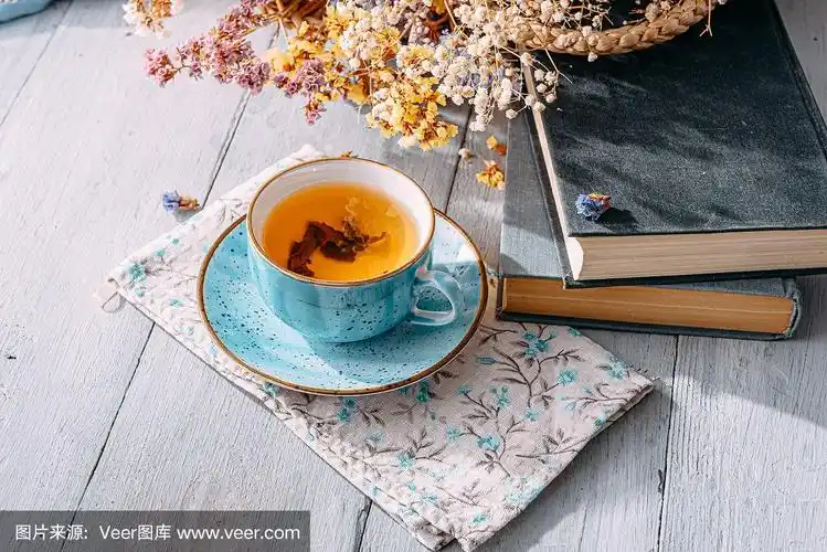温暖的茶和一本书在阳光下