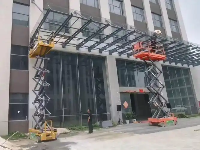 玻璃抓玻璃雨棚施工安装现场