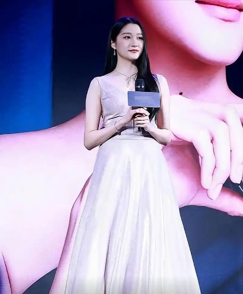 图文伙伴计划 美女图片关晓彤香槟金长裙出席活动 身材高挑气 - 兑趑