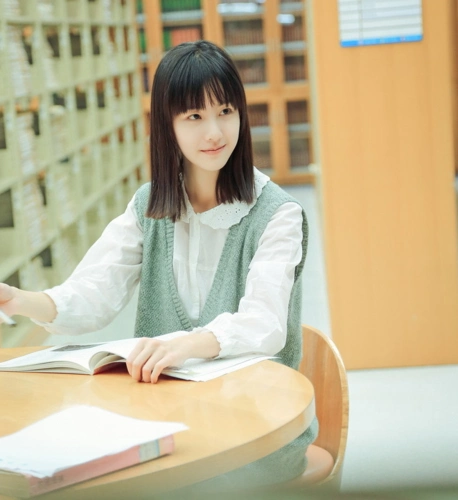 校花校草评选网站facejoking的女神排行榜上,陈都灵力压清华大学的