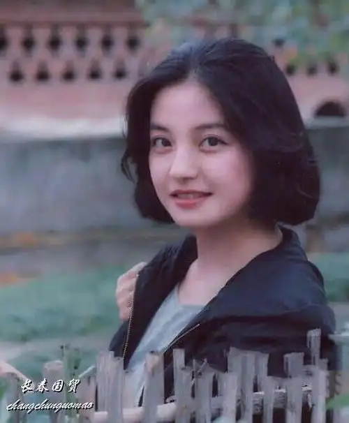资讯综合丨赵薇青涩旧照曝光,五官精致清纯甜美略显婴儿肥