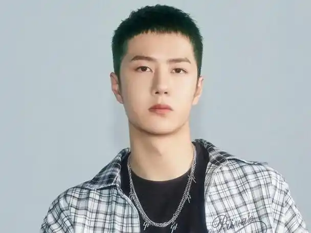 王一博七夕送表情包,为新作人鱼剪寸头,短发造型尽显魅力