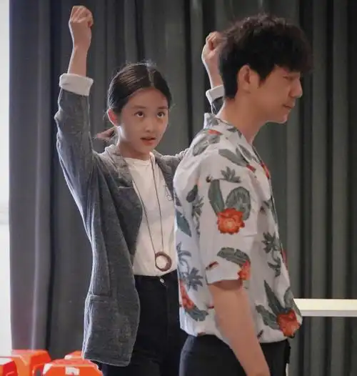 孙莉晒女儿排练话剧照,黄多多同框何炅惹期待,身高却成关注焦点_黄磊