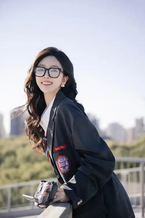 吴宣仪学院风女高##向朝阳的调色盘