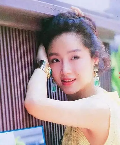 万梓良60岁前妻恬妞近照,脸色红润有光泽,活泼起来像个孩子!