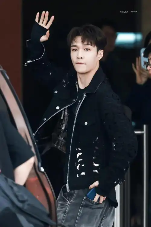 好六上班路透#张艺兴你好星期六上班路透96,休闲夹克外套 牛仔裤