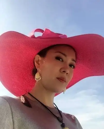 44岁文静近照,央视最俏皮的气质主播,70多岁的爸妈好年轻