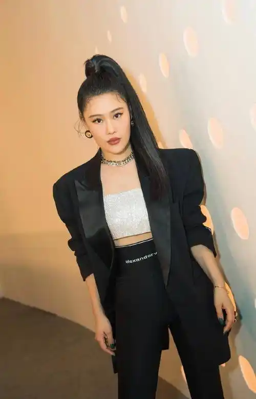 袁娅维登台献唱,黑色西装配高马尾,直角肩烘托出女王气势_双腿_地面