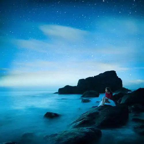 西方人,一个人,坐,横图,室外,夜晚,正面,岛屿,海浪,海洋,石头,欧洲