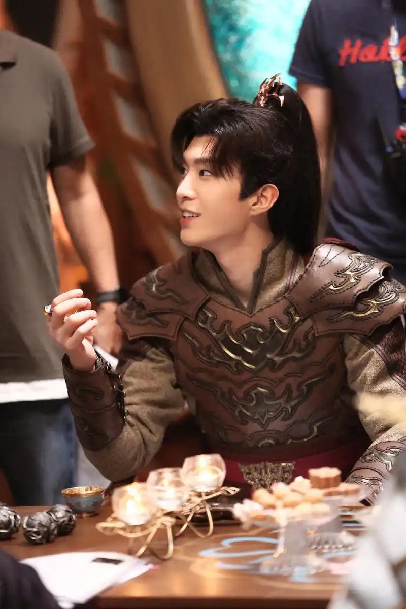 范丞丞新剧古装造型曝光 穿盔甲束发你可不可?