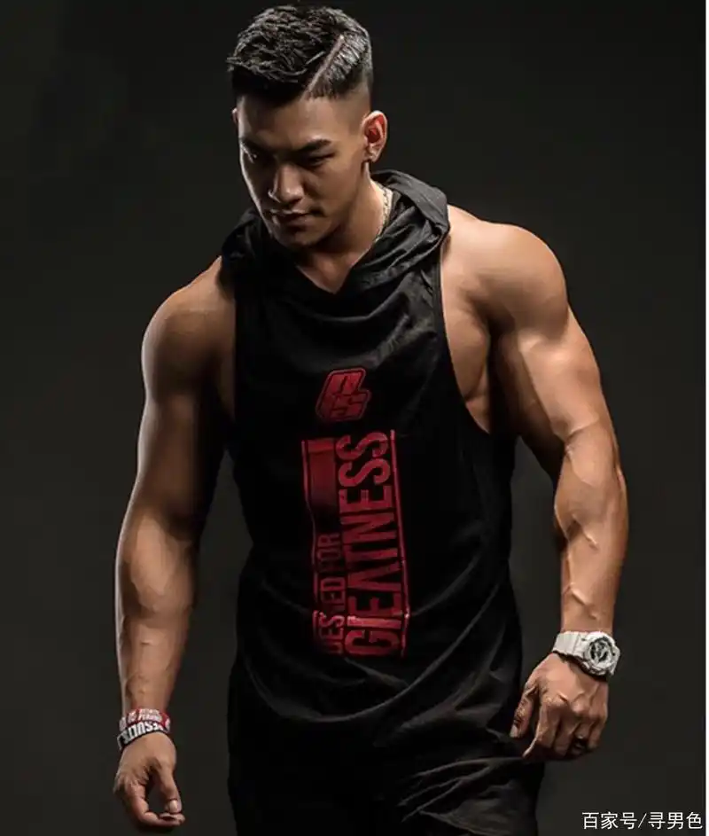 帅气的健身教练魏鑫磊