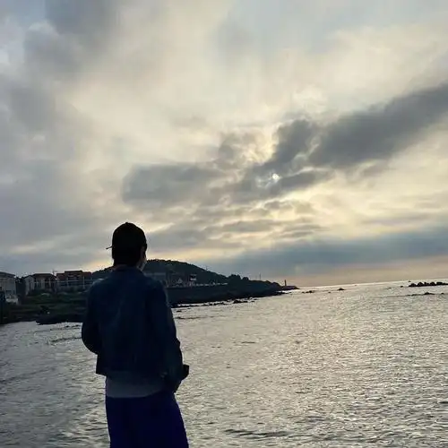 吴世勋深夜的更新,迷人的男友背影引发心动