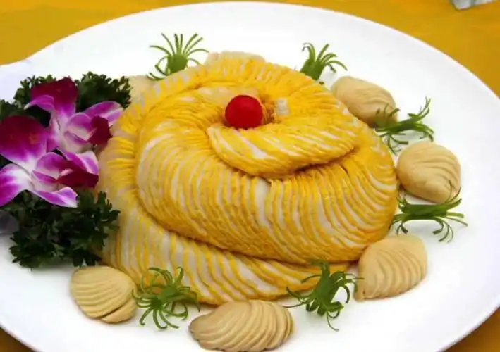 尽管蟠龙菜曾是一道宫廷菜肴,但所采用的的食材却十分普通.