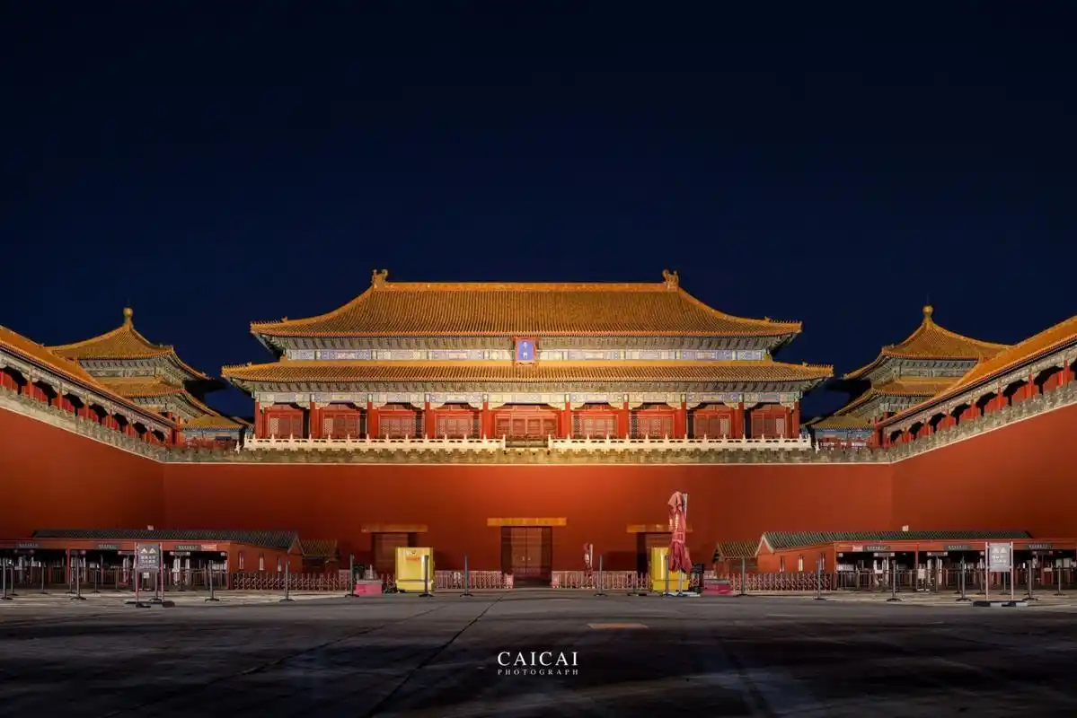 夜晚亮灯后的故宫博物院 据说故宫的在周五,周六和周日都会亮灯,可以