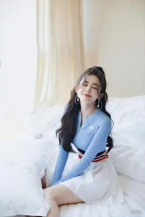 近日,娜扎工作室释出一组《你好,星期六》写真,靓丽多姿.