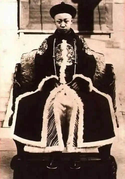 溥仪:对一后三妃冷漠无情,晚年多次向妻子李淑贤下跪,求不离婚