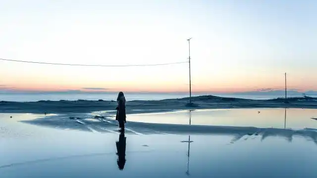 海边一个人孤单的身影图片