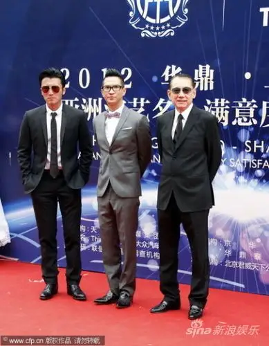 图文:华鼎奖红毯-谢霆锋张家辉杨受成