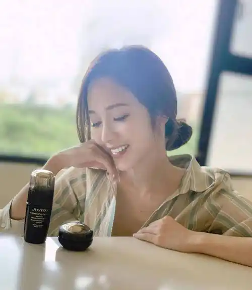 "台第一美女主播"侯佩岑晒美照,与富豪老公结婚11年越来越有夫妻相