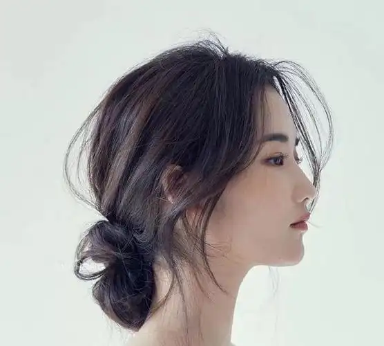 05,慵懒盘发,像这种比较慵懒的盘发,更散发出浪漫优雅的气质.